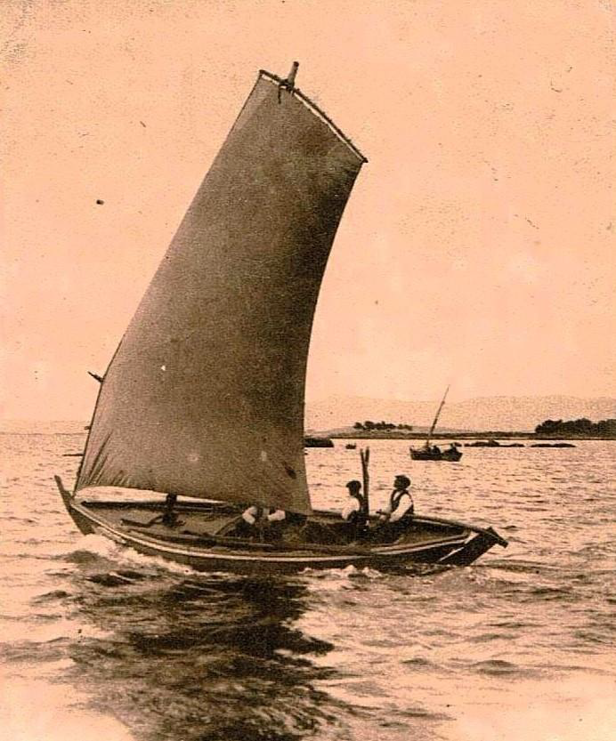 Dorna de Tope navegando fronte a Cambados, preto dos cons As Mós de Fóra. Ano: 1902.