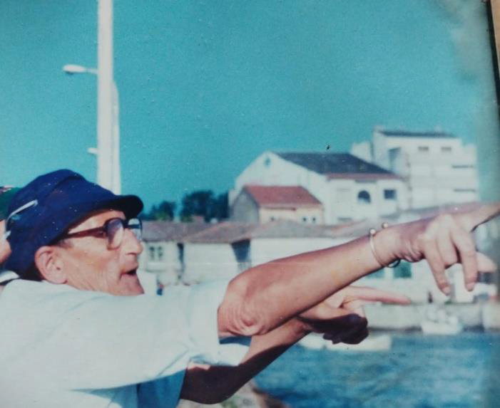 Tito Silva, instantes antes de embarcar na Airexa. Peirao de Cambados, anos 80.