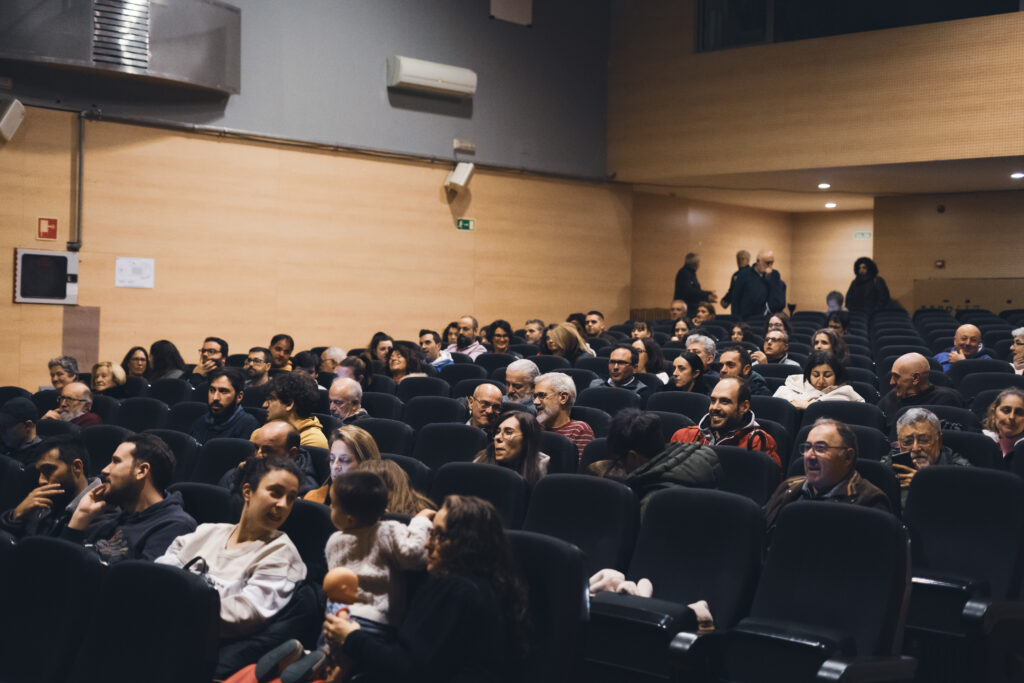 Algúns dos espectadores no Auditorio da Xuventude de Cambados antes da proxección